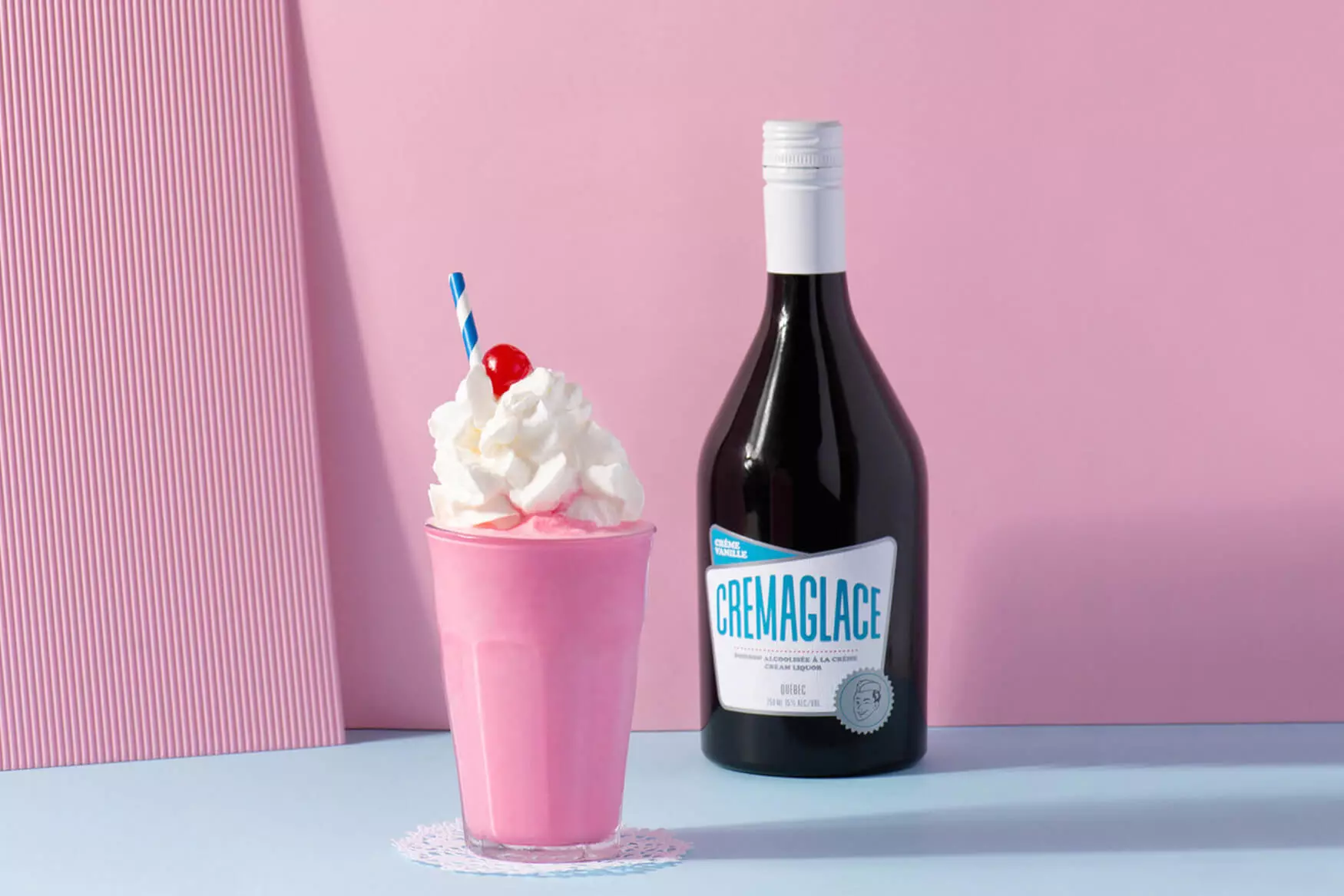 Grand Milkshake rose avec une bouteille de Cremaglace Vanille