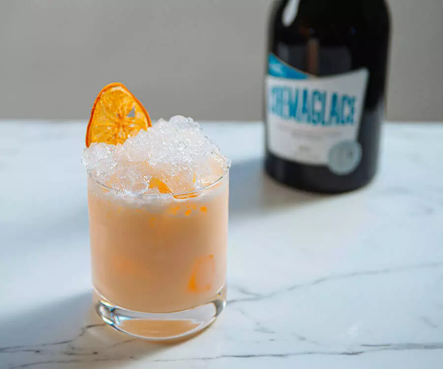 Cocktail crémeux à l’orange et une bouteille de Cremaglace Vanille
