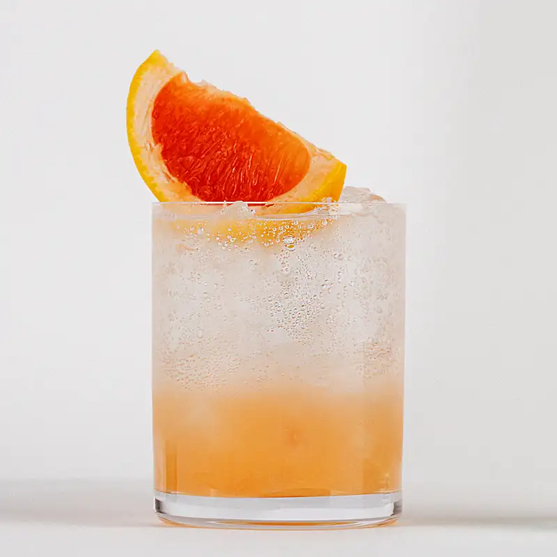 Un cocktail de Portage Plage pamplemousse rempli de glace