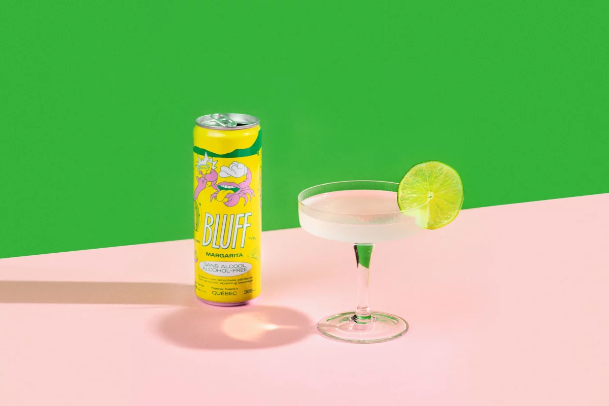 Un verre de Margarita avec une lime et la canette